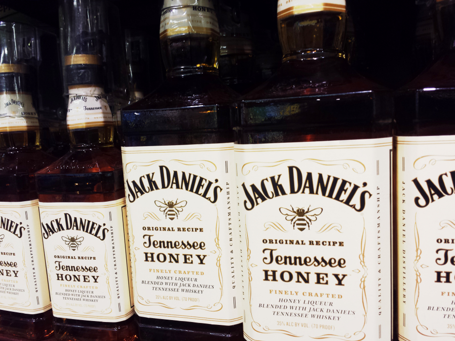 Jack Daniel’s Honey Drink – dobry samodzielnie i w drinkach. Sprawdź nasze przepisy!