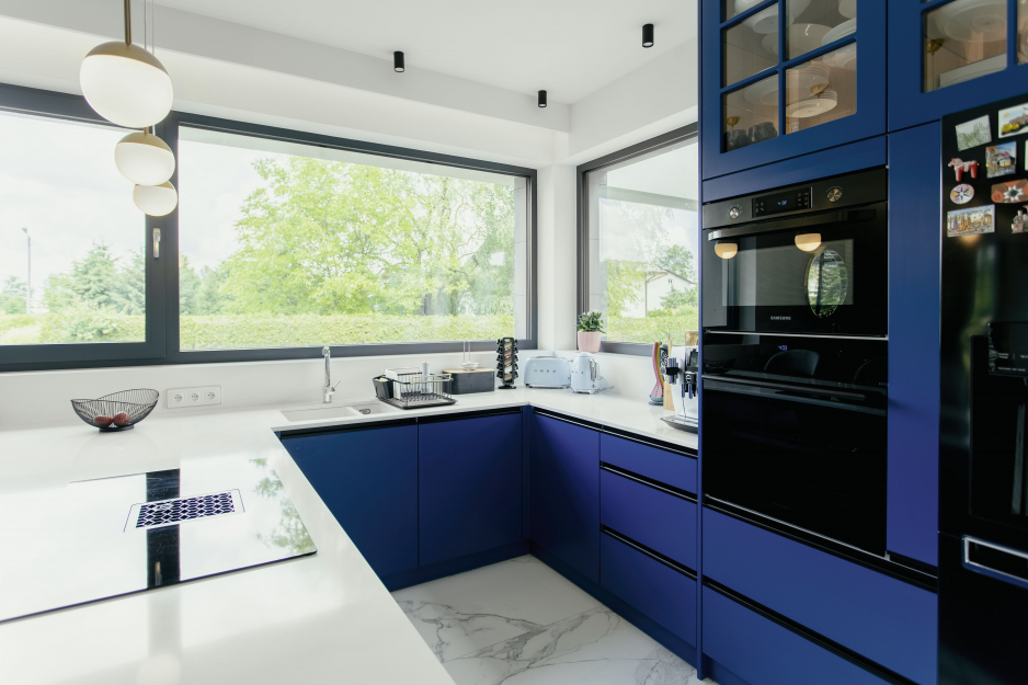 Dom z kobaltową kuchnią na Podkarpaciu, projekt: PAWEŁ ŚNIEŻEK INTERIORS & ARCHITECTURE DESIGN