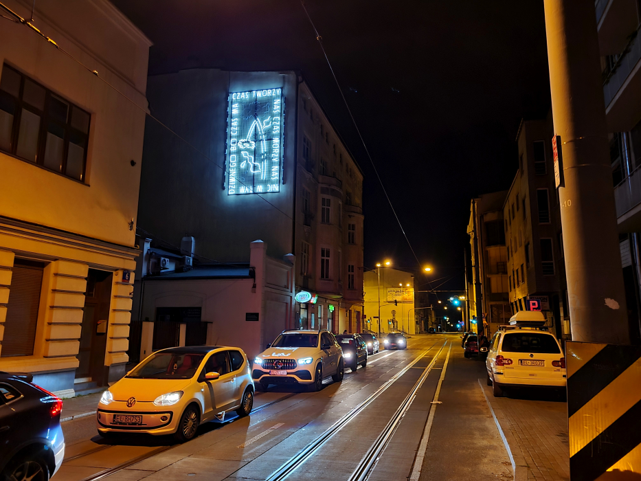 "Twórczość czasu", neon na Żwirki 8 w Łodzi