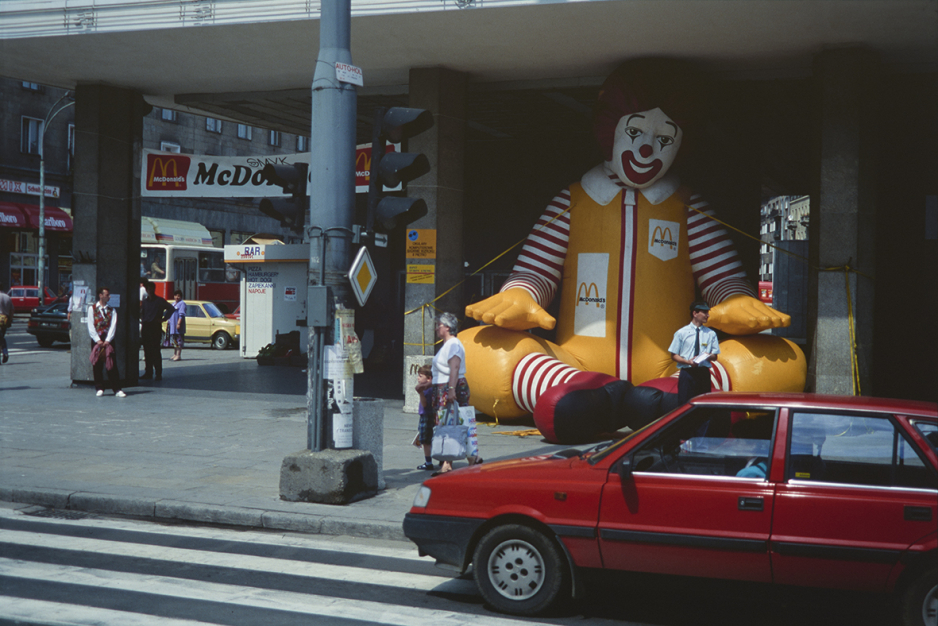 Edward Hartwig, Aleje Jerozolimskie, reklama restauracji McDonalds przed domem towarowym Smyk, 1992-1993, Muzeum Warszawy