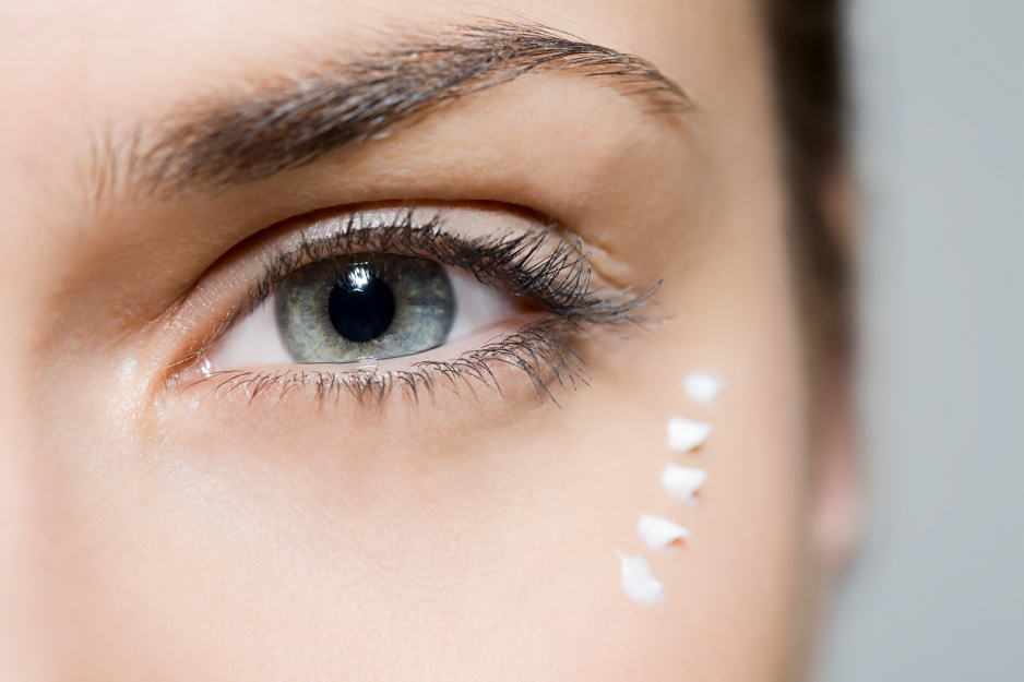 Najlepsze kremy pod oczy, które rozświetlają, mają działanie przeciwzmarszczkowe i niwelują sińce – ranking top 8