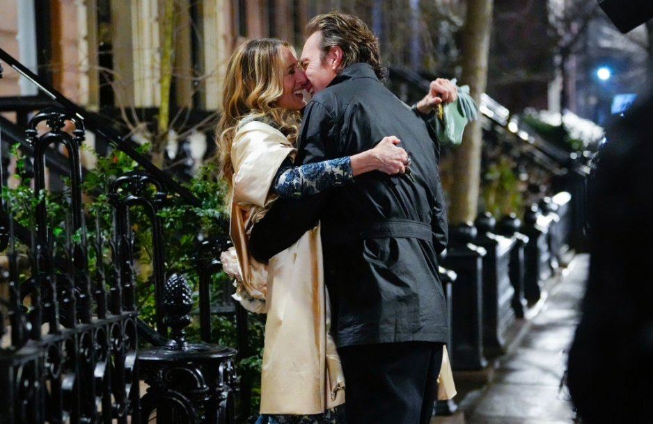 Carrie i Aidan całują się w drugim sezonie "And Just Like That"