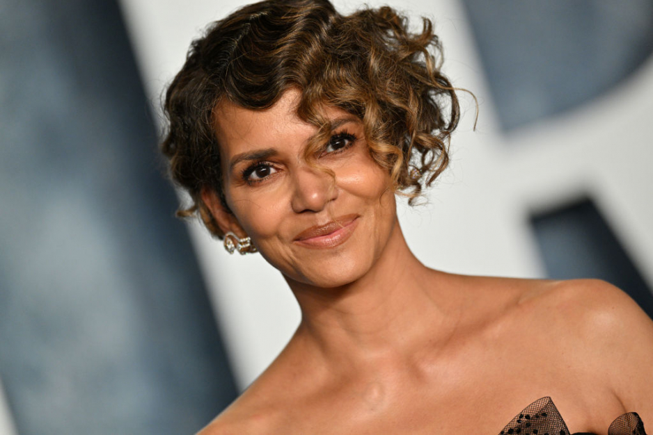 Halle Berry pozuje topless