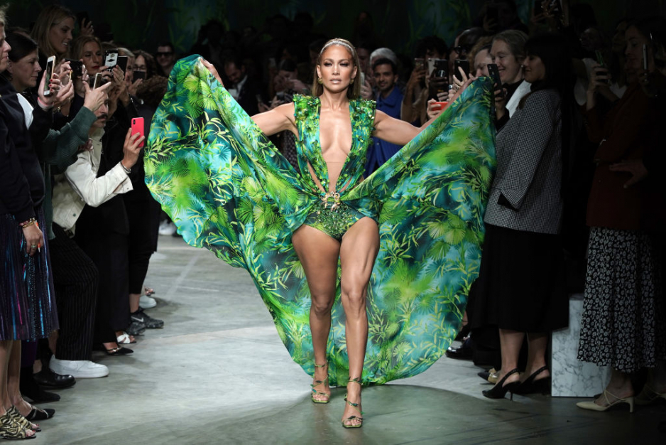 Odważna sukienka Versace w tropikalne wzory niesłusznie kojarzy się z Jennifer Lopez? Modelka Amber Valletta: "Założyłam ja pierwsza"