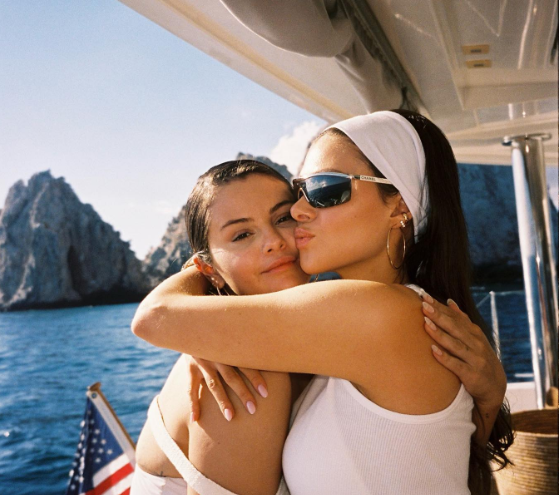 Nicola Peltz i Selena Gomez