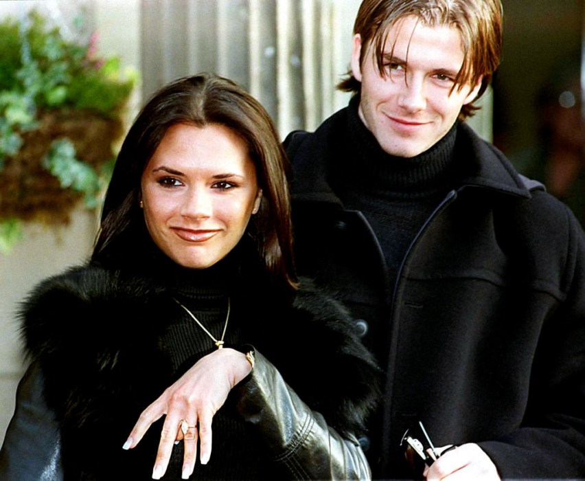 Victoria Adams i David Beckham opuszczają hotel w pobliżu Crewe, gdzie ogłoszono ich przyszły ślub, 25 stycznia 1998 r.