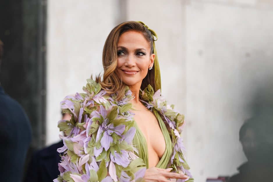 Jennifer Lopez zachwyca na pokazie Elie Saab w ozdobnej sukni godnej królowej