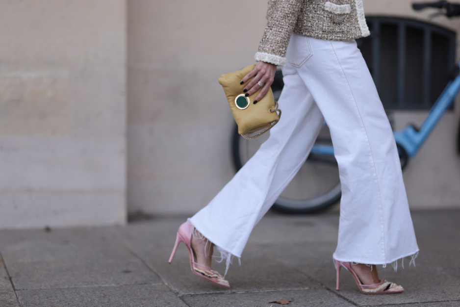 Jak nosić białe jeansy na wiosnę? Stylizacje w francuskim stylu