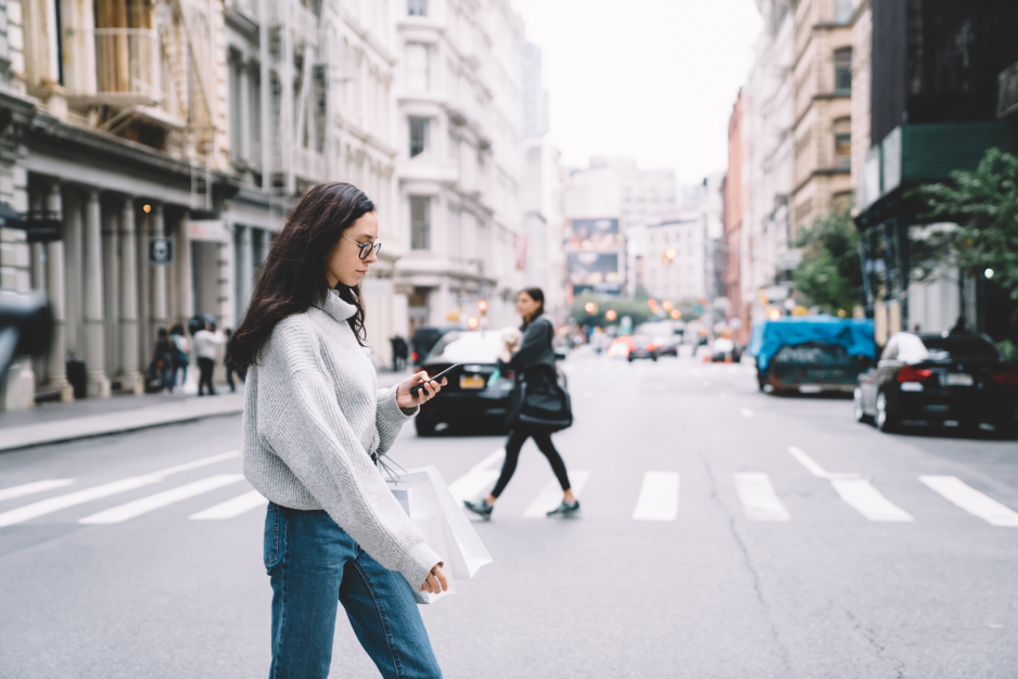 kobieta idąca po ulicy