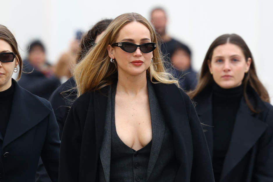 Jennifer Lawrence zadała szyku w 3-częściowym garniturze z głębokim dekoltem na paryskim tygodniu mody. Gwiazda lansuje trend office siren (i nie tylko ona)