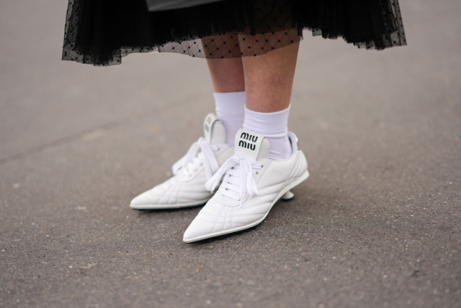 Te buty i dodatki noszą najmodniejsze dziewczyny w Paryżu. Street fashion z francuskiego tygodnia mody jesień-zima 2024/2025