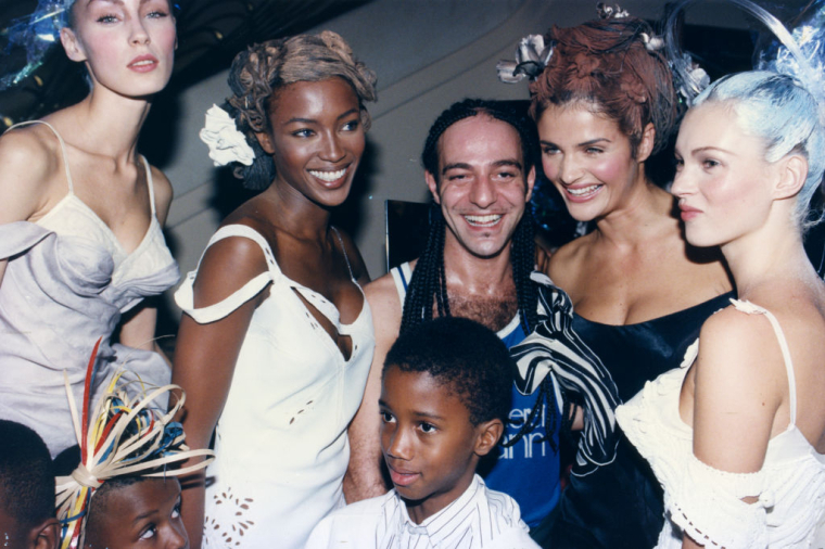 Helena Christensen z Johnem Galliano, Naomi Campbell i Kate Moss, 1995 r.