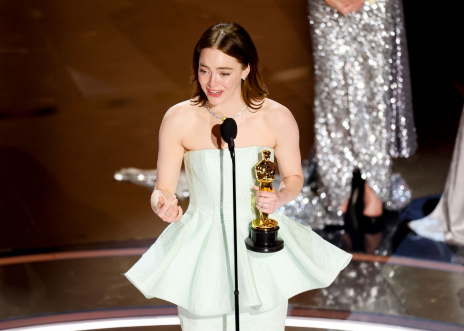 Oscary 2024: nagrodzona Emma Stone zalicza wpadkę na scenie. Co się stało z tą sukienką?