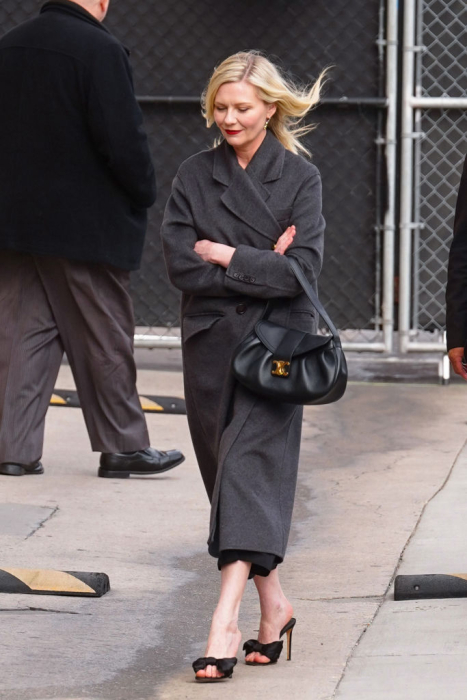 Kirsten Dunst w płaszczu quiet luxury