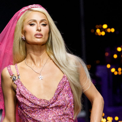 Paris Hilton na pokazie Versace