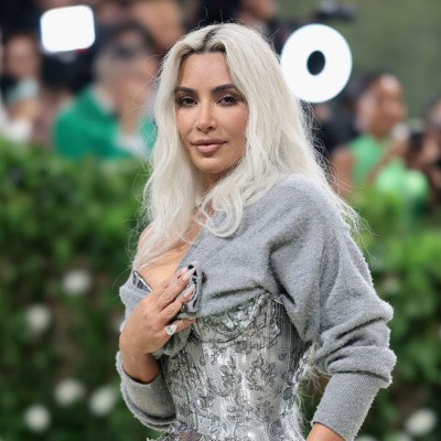 Met Gala 2024: Kim Kardashian na czerwony dywan założyła sweter. Stylizacja gwiazdy została okrzyknięta najgorszą kreacją tego roku