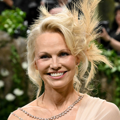 Naturalna Pamela Anderson zadebiutowała na Met Gali 2024. Gwiazda po raz pierwszy pojawiła się na balu i olśniła w ezoterycznej kreacji oraz makijażu “no make-up”