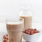 Przepisy na mleko roślinne: mleko laskowe