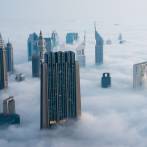 Dubajskie wieżowce osnute mgłą, fot. East News