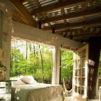 Sypialnia w domku na drzewie z Airbnb