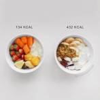 Licznik kalorii zdrowej żywności: jogurt z niskokalorycznymi owocami vs jogurt ze składnikami o dużej zawartości cukru i tłuszczu