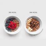 Licznik kalorii zdrowej żywności: smoothie bowl z niskokalorycznymi owocami vs smoothie bowl bomba cukrowo-tłuszczowa z bananem, masłem migdałowym i daktylami.