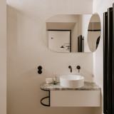 Kolorowy minimalizm w niewielkim mieszkaniu, projekt: Mistovia
