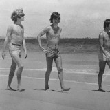 DiCaprio, Delon, Eastwood: retro zdjęcia gwiazd w strojach kąpielowych [GALERIA]