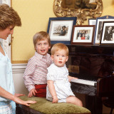 Księżna DIana z synami w pałacu Kensington