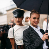 Street style po francusku. Najlepsze stylizacje prawdziwych paryżanek oraz gości Tygodnia mody w Paryżu [wiosna-lato 2023]