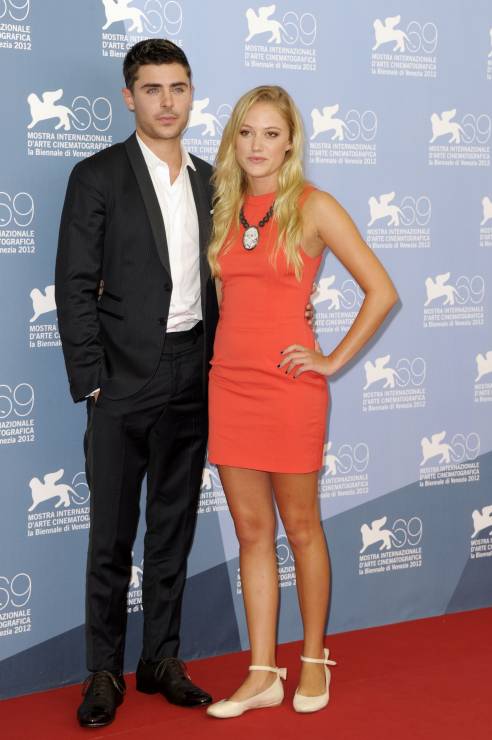 Zac Efron i Maika Monroe na weneckim festiwalu filmowym (fot. Bulls)