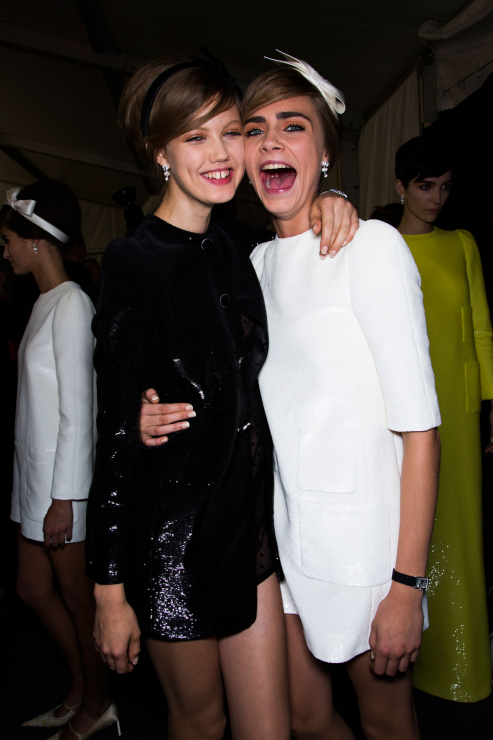 Lindsey Wixson i Cara Delevingne 
Backtage Louis Vuitton wiosna-lato 2013 / fot. Imaxtree