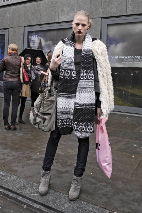 Street fashion: modelki noszą futro