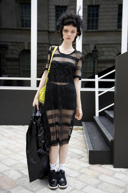 Street fashion: modelki stawiają na czerń