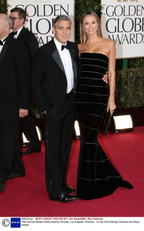 George Clooney i Stacy Keibler (w sukni Armani Prive) na rozdaniu Złotych Globów 2013, fot. East News