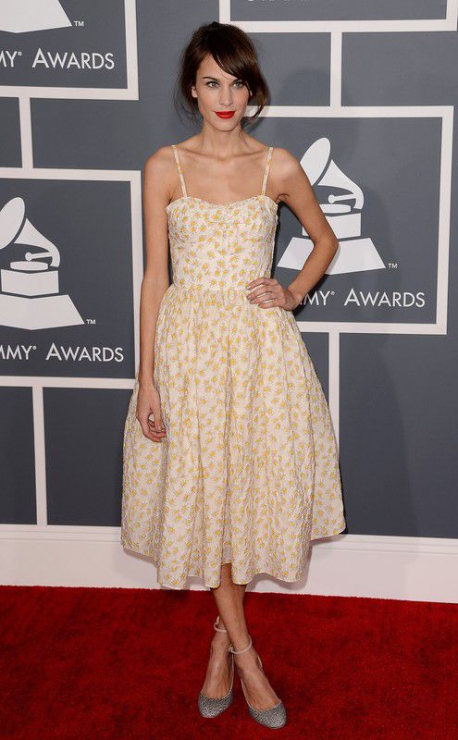 Alexa Chung w sukience Valentino Red na rozdaniu nagród Grammy 2013, fot. East News