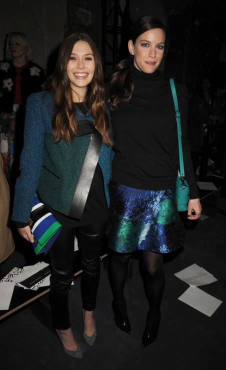 Elizabeth Olsen i Liv Tyler na pokazie Proenza Schouler jesień-zima 2013/2014 w Nowym Jorku, fot. East News