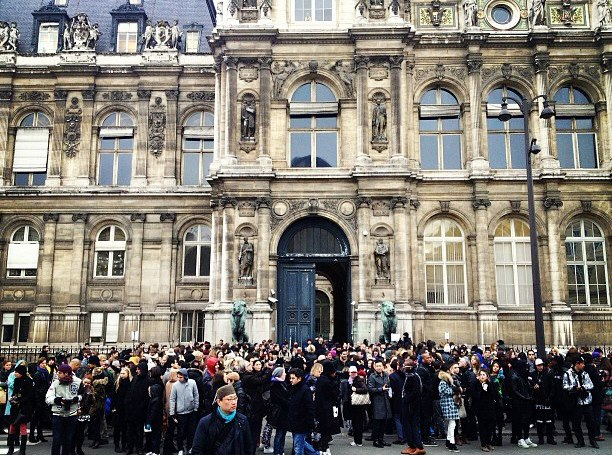 Pokaz Balmain jesień-zima 2014 - wejście do pałacu L'Hotel de Ville, fot. Instagram via FB Balmain