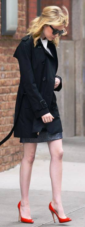 Emma Stone w płaszczu Burberry w Nowym Jorku, fot. serwis prasowy