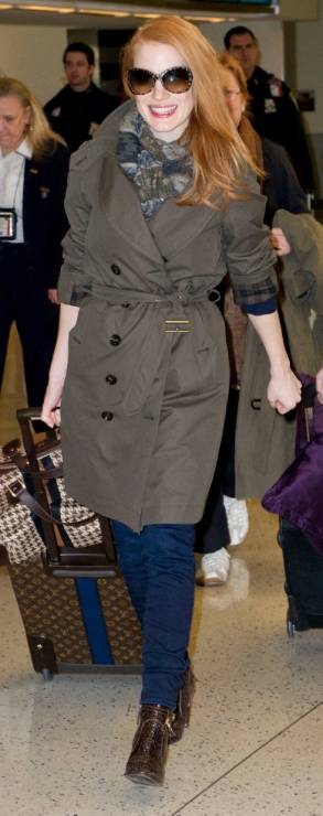 Jessica Chastain w płaszczu Burberry na lotnisku JFK, got. serwis prasowy