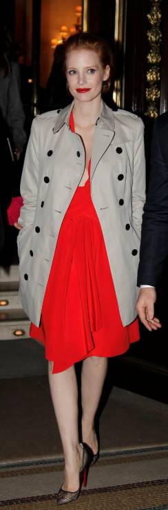 Jessica Chastain w płaszczu Burberry podczas spaceru w Paryżu, fot. serwis prasowy