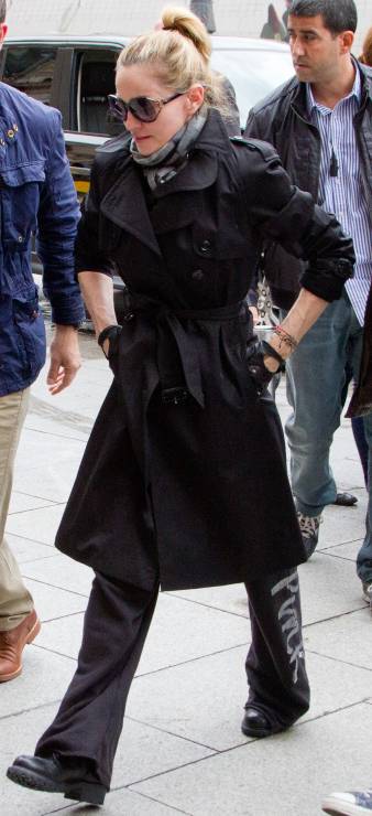 Madonna w płaszczu Burberry w Paryżu, fot. serwis prasowy