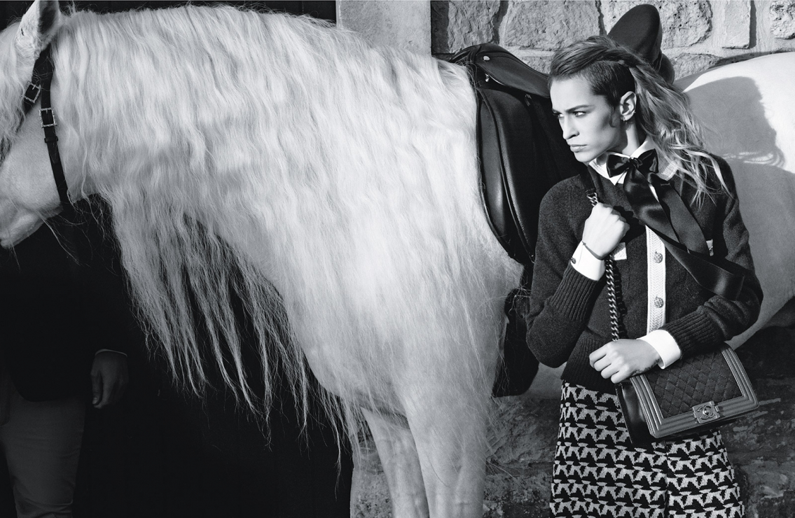 Alice Dellal dla Chanel: kolejna kampania torebki Boy