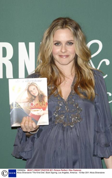 Gwiazdy piszą książki: Alicia Silverstone napisała poradnik o diecie wegańskiej "The Kind Diet", fot. East News 
