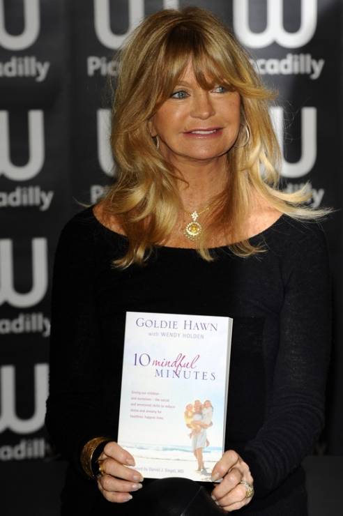 Gwiazdy piszą książki: Goldie Hawn jest autorką biografii oraz poradnika "10 Mindful Minutes", fot. East News
