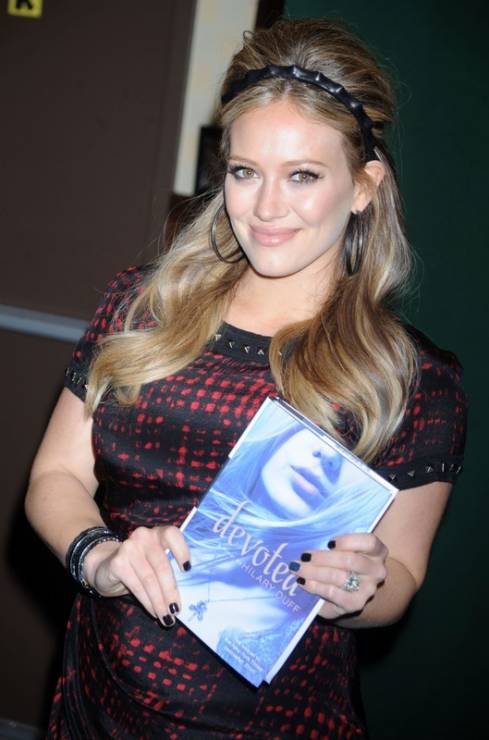 Gwiazdy piszą książki: Hilary Duff napisała trzy powieści, fot. East News