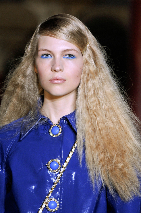 Trendy w makijażu na wiosnę 2013: Błękit u Moschino Cheap &amp; Chic, fot. Imaxtree