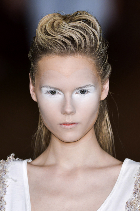 Trendy w makijażu na wiosnę 2013: Czysta biel. Vivienne Westwood, fot. Imaxtree