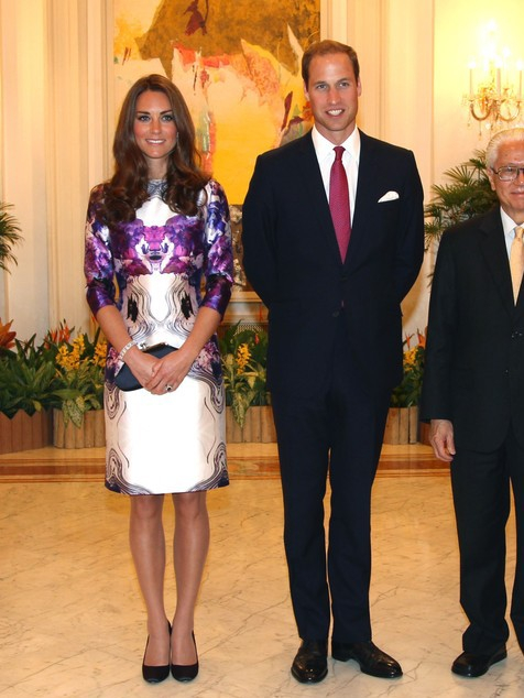 William &amp; Kate z prezydentem Tony'm Tan oraz małżonką Mary Tanw podczas wizyty w Singapurze. Kate ma na sobie sukienkę Prabal gurung, fot. East News