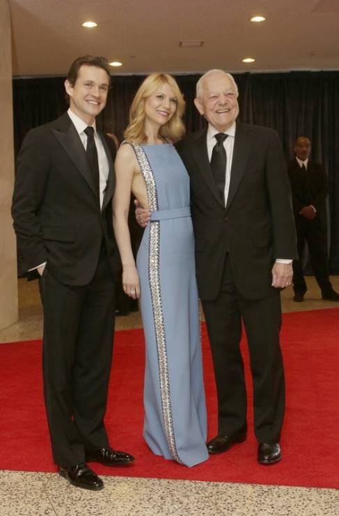 2013 White House Correspondents' Association Dinner: Hugh Dancy, Claire Danes (w sukni Prada) i Bob Schieffer, fot. East News